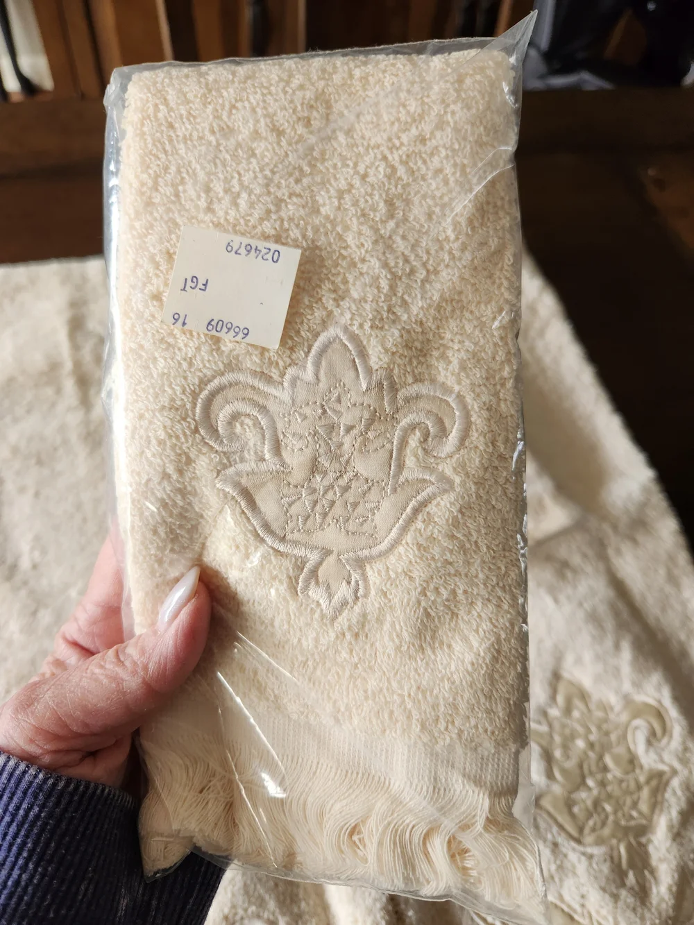 Palatial Embroidered Cream Bath Towel Set - 2 Large Towels + 2 Hand Towels